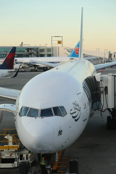 Pakistan International Airlines Boeing 777 na asfalcie na Terminal 4 lotnisku Jfk. — Zdjęcie stockowe