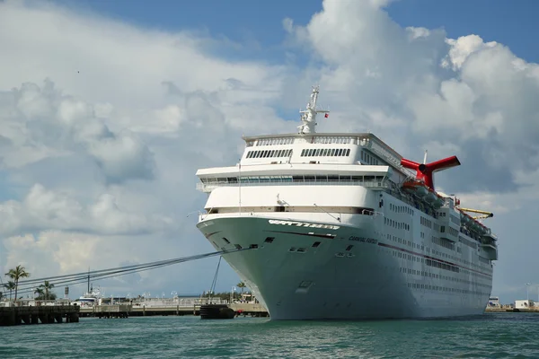 Якорь круизного лайнера Carnival Fantasy в порту Ки-Уэст Лицензионные Стоковые Изображения