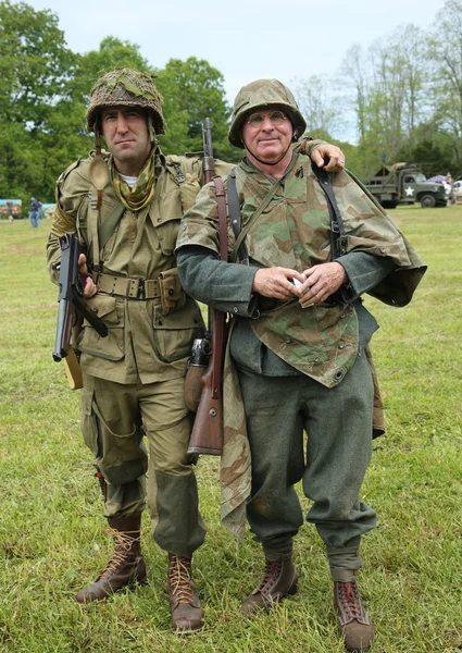 Tweede Wereldoorlog kampement deelnemers in het Amerikaanse leger van de Tweede Wereldoorlog en de Duitse leger uniform — Stockfoto