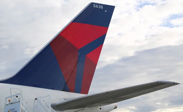 Delta Airlines tailfin at Keflavik International Airport. — Stock Photo, Image