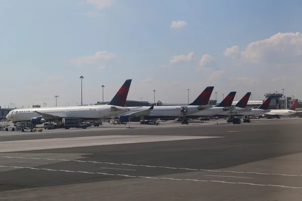 Delta Airlines letadla u brány terminálu 4 na mezinárodním letišti Jfk v New Yorku — Stock fotografie