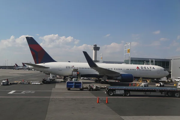 Delta Airlines samolotu przy bramie Terminal 4 lotnisku Jfk w Nowym Jorku — Zdjęcie stockowe