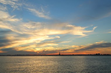 New York limanındaki günbatımı