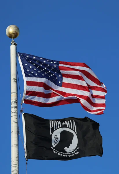 Amerikaanse en Pow / Mia vlaggen — Stockfoto