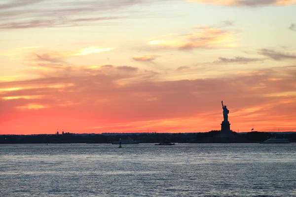 Pôr do sol em New York Harbor — Fotografia de Stock