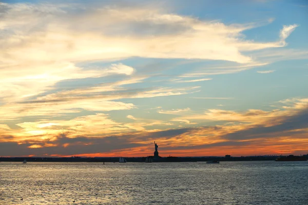 Zonsondergang in de haven van New York — Stockfoto