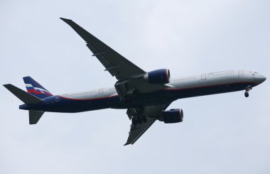 Aeroflot Boeing 777 New York Jfk Uluslararası Havaalanı'na iniş için iniyor