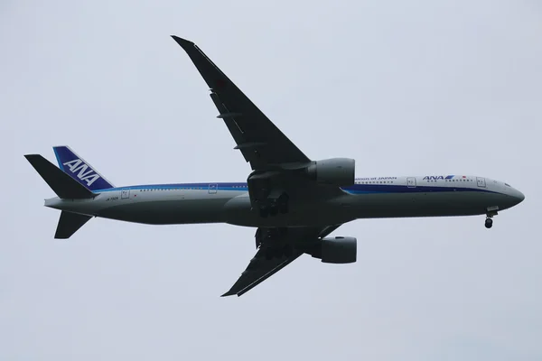 Todos os Nippon Airways Boeing 777 descendo para pouso no Aeroporto Internacional JFK em Nova York — Fotografia de Stock