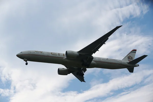 Etihad Airways Boeing 777 descendo para pouso no Aeroporto Internacional JFK em Nova York — Fotografia de Stock
