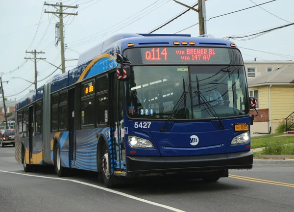 New York'taki Queens ilçesinde yeni Mta otobüs. — Stok fotoğraf