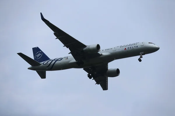 Delta Air Lines SkyTeam livery Boeing 757 descending for landing at JFK International Airport in New York — Stock Photo, Image