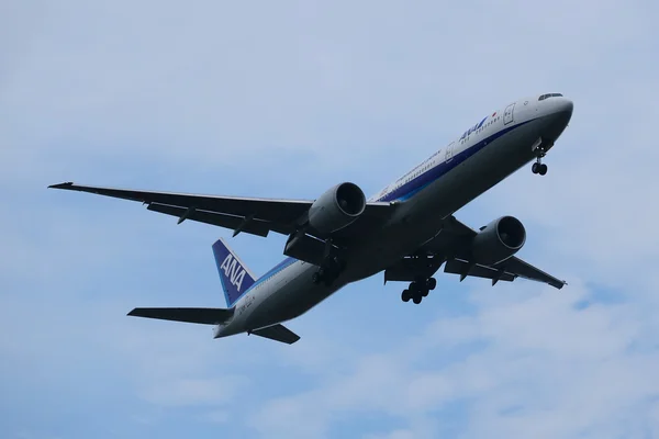 All Nippon Airways Boeing 777 descending for landing at JFK International Airport in New York — Stock Photo, Image