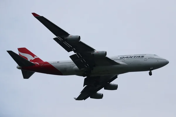 Qantas Airways Boeing 747 descending for landing at JFK International Airport in New York — Stock Photo, Image