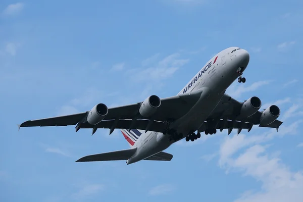 Air France Airbus A380 descending for landing at JFK International Airport in New York — Stock Photo, Image