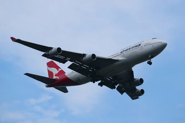 Qantas Airways Boeing 747 descending for landing at JFK International Airport in New York — Stock Photo, Image