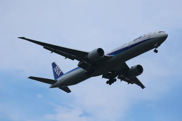 All Nippon Airways Boeing 777 descending for landing at JFK International Airport in New York — Stock Photo, Image