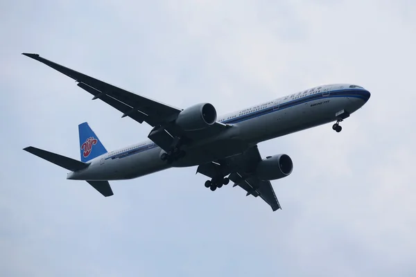 China Southern Boeing 777 descendo para desembarque no Aeroporto Internacional JFK em Nova York — Fotografia de Stock