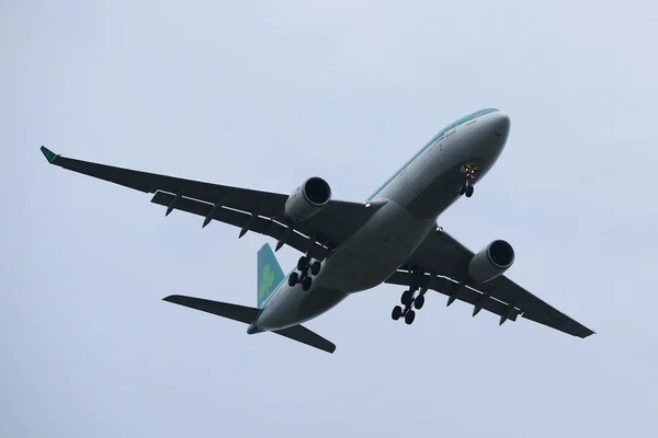 Avião Aer Lingus a descer para aterragem no Aeroporto Internacional JFK em Nova Iorque — Fotografia de Stock