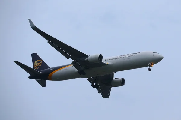 UPS Airlines Boeing 767 malejąco do lądowania w JFK International Airport w Nowym Jorku — Zdjęcie stockowe