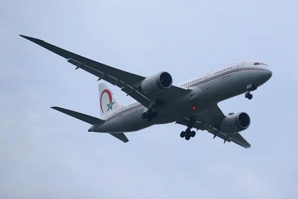 Royal Air Maroc Boeing 787 Dreamliner desce para pouso no Aeroporto Internacional JFK em Nova York — Fotografia de Stock