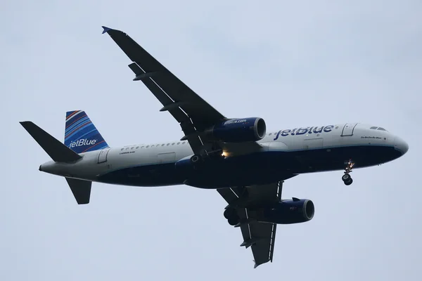 JetBlue Airways Airbus A320 descendo para pouso no Aeroporto Internacional JFK — Fotografia de Stock