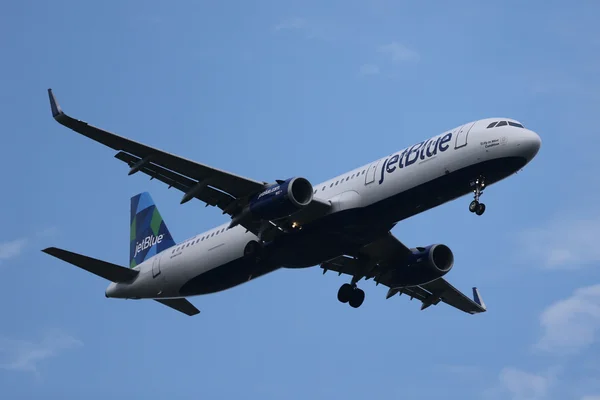 JetBlue Airways Airbus A320 malejąco do lądowania na lotnisku Jfk — Zdjęcie stockowe