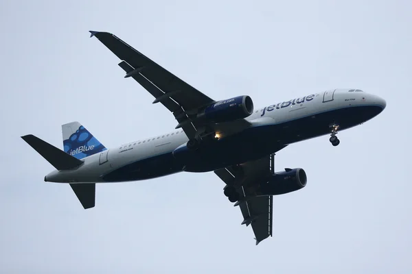 JetBlue Airways Airbus A320 malejąco do lądowania na lotnisku Jfk — Zdjęcie stockowe