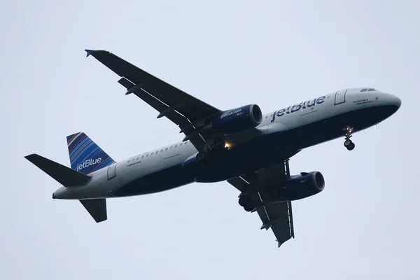 JetBlue Airways Airbus A320 descendant pour atterrir à l'aéroport international JFK — Photo