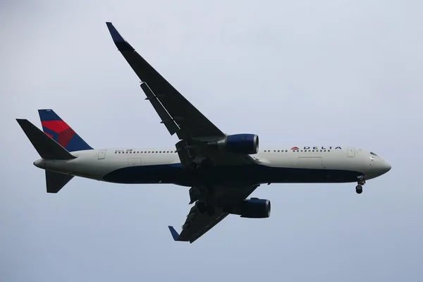 Δέλτα γραμμές αέρα Boeing 767 φθίνουσα για προσγείωση στο Διεθνές Αεροδρόμιο Jfk — Φωτογραφία Αρχείου
