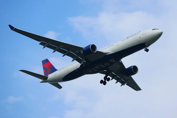 Delta Air Lines Airbus A330 descending for landing at JFK International Airport in New York — Stock Photo, Image