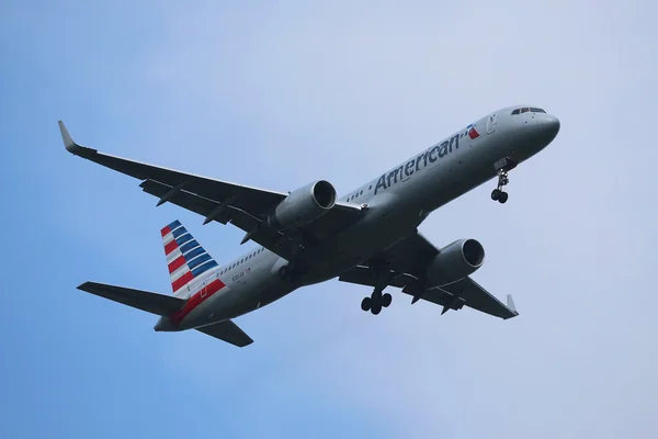 American Airlines Boeing 757 descending for landing at JFK International Airport in New York — Stock Photo, Image