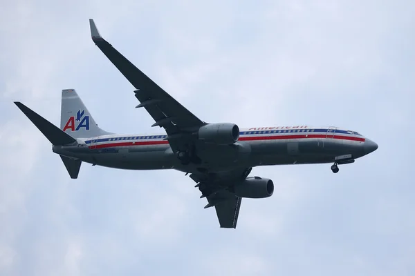 American Airlines Boeing 737 descending for landing at JFK International Airport in New York — Stock Photo, Image
