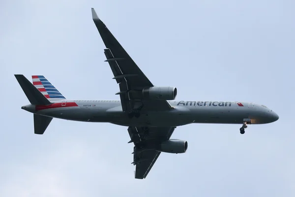 American Airlines Boeing 757 descending for landing at JFK International Airport in New York — Stock Photo, Image