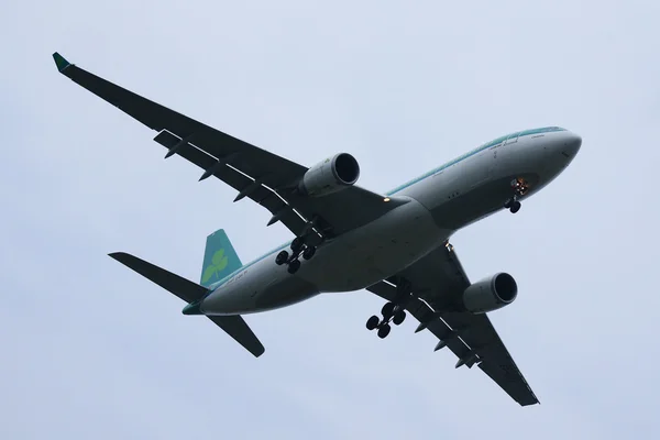 Avião Aer Lingus a descer para aterragem no Aeroporto Internacional JFK em Nova Iorque — Fotografia de Stock