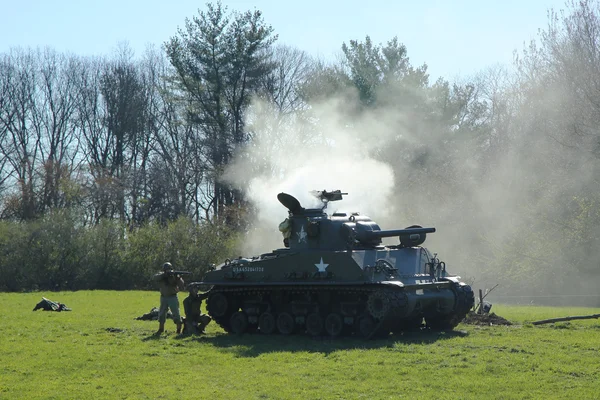 El tanque M4 Sherman durante la experiencia armadura en el Museo de Armadura Americana — Foto de Stock