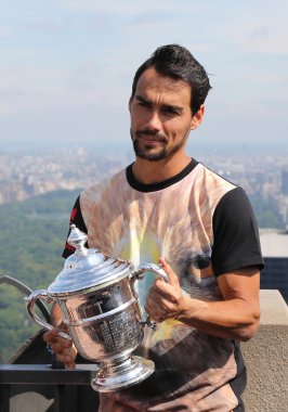 Profesyonel tenis oyuncusu Fabio Rock gözlem güverte üstünde Us Open kupa ile İtalya poz, Fognini