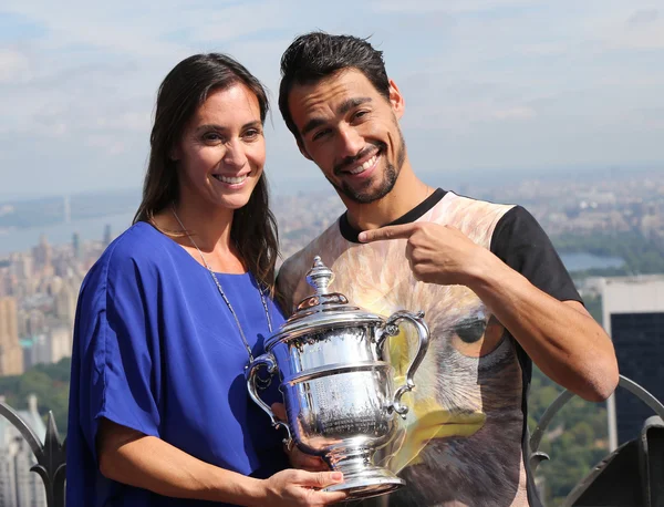 Flavia Pennetta, campeona del Abierto de Estados Unidos 2015, y Fabio Fognini, jugador de tenis, posando con el trofeo US Open en el Top of the Rock Observation — Foto de Stock