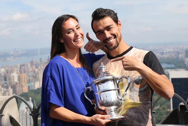 Nas Open 2015 mistrz Flavia Pennetta i tenis odtwarzacz Fabio Fognini pozowanie z Us Open trofeum na szczycie taras widokowy Rock — Zdjęcie stockowe