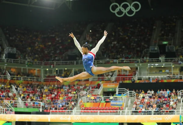 Олимпийская чемпионка США Симона Байлз, соревнующаяся на бревне на Олимпийских играх в Рио-2016 — стоковое фото