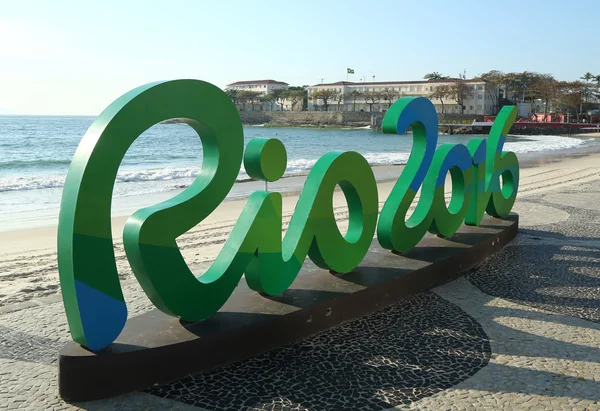 Rio 2016 tecken på stranden Copacabana i Rio de Janeiro — Stockfoto