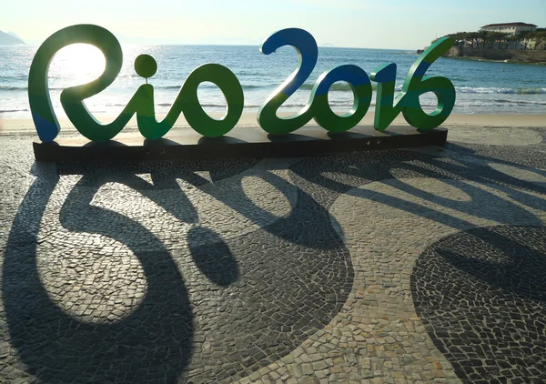 Rio 2016 znak na plaży Copacabana w Rio de Janeiro — Zdjęcie stockowe