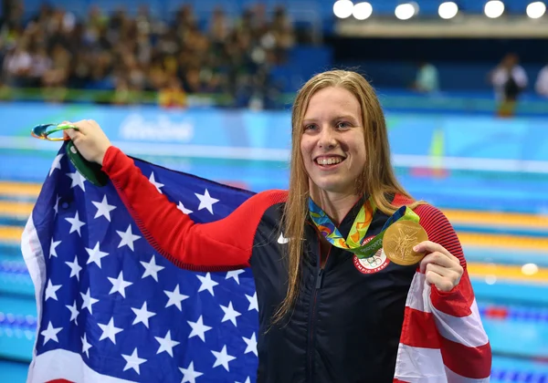 Lilly King ze Spojených států oslavuje vítězné zlato v Koženském finále v Rio 2016 olympijských hrách v Riu — Stock fotografie