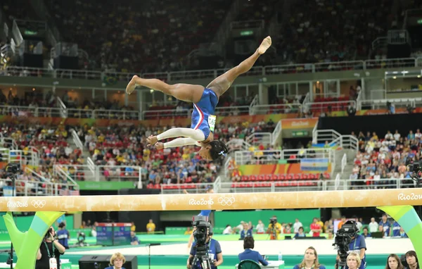 Olympiasiegerin Simone Biles aus den Vereinigten Staaten am Schwebebalken im Mehrkampf der Frauen bei den Olympischen Spielen 2016 in Rio — Stockfoto