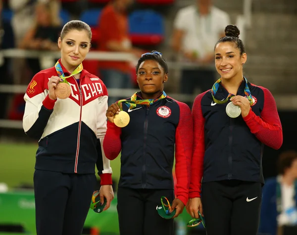 Vencedores de ginástica geral feminina nos Jogos Olímpicos Rio 2016 Aliya Mustafina da Rússia (L), Simone Biles dos EUA e Aly Raisman dos EUA durante cerimônia de medalha — Fotografia de Stock