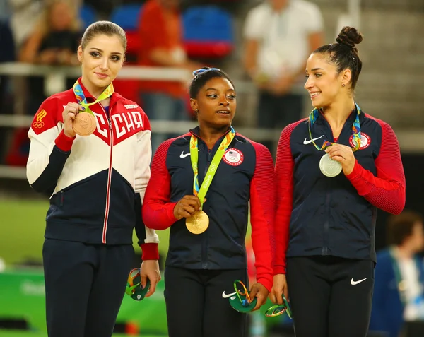 Ganadoras de gimnasia femenina en los Juegos Olímpicos de Río 2016 Aliya Mustafina de Rusia (L), Simone Biles de EE.UU. y Aly Raisman de EE.UU. durante la ceremonia de medalla — Foto de Stock