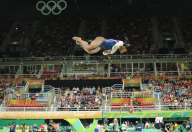 Olimpiyat Şampiyonu Rio 2016 nda kadın tüm-çevrede jimnastik, denge aleti üzerinde rekabet Simone Biles Amerika Birleşik Devletleri 