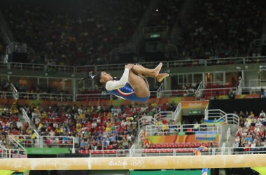 Olimpiyat Şampiyonu Rio 2016 nda kadın tüm-çevrede jimnastik, denge aleti üzerinde rekabet Simone Biles Amerika Birleşik Devletleri 