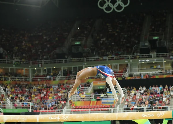 リオ 2016 年における女性の万能体操競技の平均台上競合するアメリカ合衆国のシモーネ ・ バイルズのオリンピック チャンピオン — ストック写真