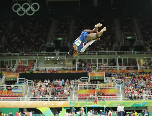 リオ 2016 年における女性の万能体操競技の平均台上競合するアメリカ合衆国のシモーネ ・ バイルズのオリンピック チャンピオン — ストック写真