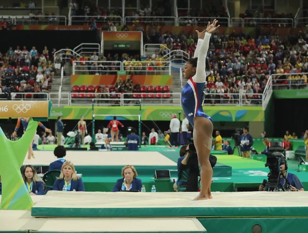 La campeona olímpica Simone Biles de Estados Unidos compitiendo en la barra de equilibrio en la gimnasia femenina en Río 2016 — Foto de Stock